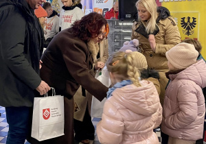 "Motylki" odbierają nagrody i dyplom za zdobycie wyróżnienia na VII Przeglądzie Tradycji Bożonarodzeniowych w kościele św. Józefa.