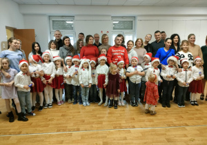 Pamiątkowe zdjęcie dzieci i Rodziców po występie scenicznym w MOK-u w Ozorkowie.