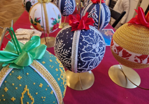 Ozdoby, dekoracje, gadżety bożonarodzeniowe na Kiermaszu Świątecznym w MOK-u w Ozorkowie.