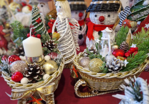 Ozdoby, dekoracje, gadżety bożonarodzeniowe na Kiermaszu Świątecznym w MOK-u w Ozorkowie.