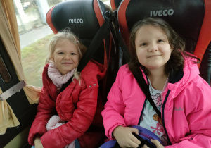 Dziewczynki w autokarze w drodze do Kina "Górnik" w Łęczycy.
