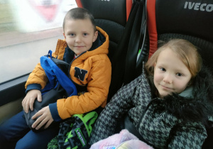 Dzieci w autokarze w drodze do Kina "Górnik" w Łęczycy.