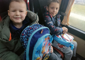 Chłopcy w autokarze w drodze do Kina "Górnik" w Łęczycy.
