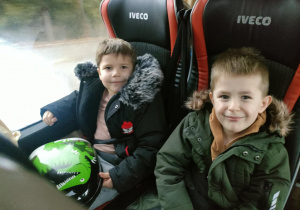 Chłopcy w autokarze w drodze do Kina "Górnik" w Łęczycy.
