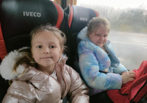 Dziewczynki w autokarze w drodze do Kina "Górnik" w Łęczycy.