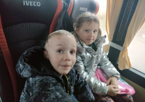 Dzieci w autokarze w drodze do Kina "Górnik" w Łęczycy.