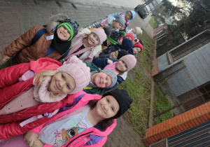 Dzieci w drodze do budynku Kina "Górnik" w Łęczycy.