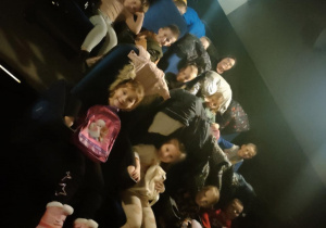 "Pszczółki" oczekują na seans filmowy.