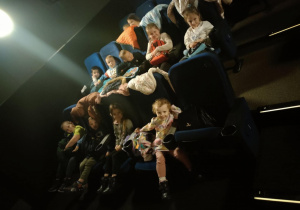 "Pszczółki" oczekują na seans filmowy.