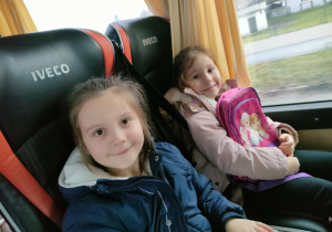 Dziewczynki w autokarze, podczas drogi powrotnej do naszego przedszkola.