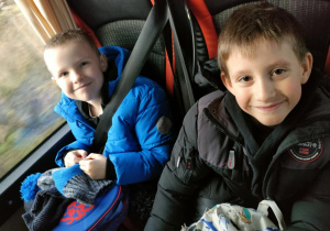 Chłopcy w autokarze, podczas drogi powrotnej do naszego przedszkola.