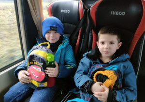 Chłopcy w autokarze, podczas drogi powrotnej do naszego przedszkola.