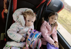 Dziewczynki w autokarze, podczas drogi powrotnej do naszego przedszkola.