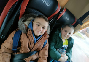 Chłopcy w autokarze, podczas drogi powrotnej do naszego przedszkola.