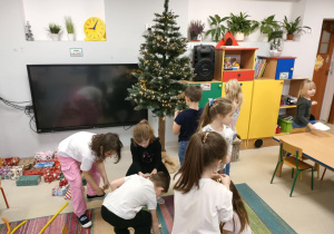 Stroimy naszą, klasową choinkę, wykorzystując drewniane zawieszki.