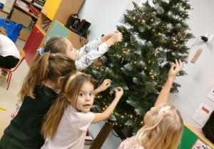 Stroimy naszą, klasową choinkę, wykorzystując drewniane zawieszki.