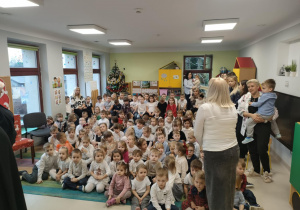 Pani Anna Kasprowicz przedstawia dzieciom cel naszego spotkania.