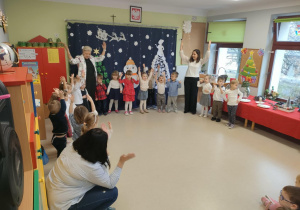 Dzieci z grupy "Jeżyków" prezentują kolędę "Przybieżeli do Betlejem".