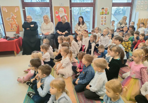 Nasi Goście oraz przedszkolaki podczas spotkania wigilijnego.