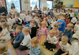 Przedszkolaki oglądają występ maluszków.