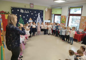 W piosence o bałwanku prezentują się dzieci z grupy II "Wiewiórek".