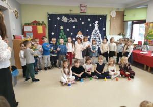 "Żabki" prezentują piosenkę świąteczną, z wykorzystaniem instrumentów muzycznych.