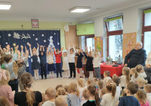 Dzieci z grupy IV "Motylków" prezentują piosenkę świateczną.
