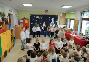 Pszczółki śpiewają piosenkę "Podarunki z nieba".