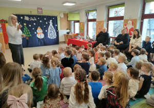 Przemowa p. Dyrektor - Anny Kasprowicz i symboliczne łamanie opłatkiem.