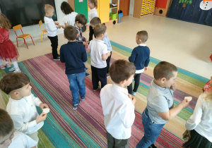 Dzielenie się opłatkiem i składanie wzajemnych życzeń w grupie "Pszczółek".