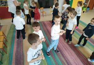 Dzielenie się opłatkiem i składanie wzajemnych życzeń w grupie "Pszczółek".