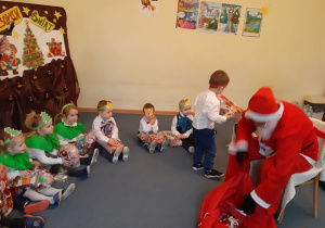 Mikołaj rozdaje prezenty dzieciom z "Pszczółek"