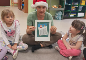 Pani Ania odczytała "Żabkom" list od Świętego Mikołaja.