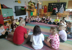 "Pszczółki" słuchają listu od Świętego Mikołaja.