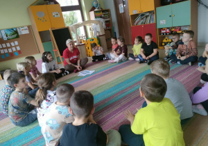 Pani Ania rozmawia z "Pszczółkami" na temat zadania, które dzieci niebawem wykonają.