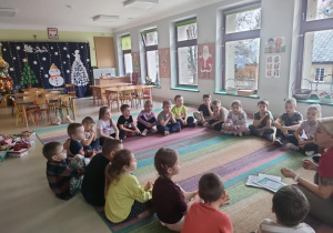 Pani Ania rozmawia z "Pszczółkami" na temat zadania, które dzieci niebawem wykonają.