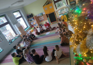 "Pszczółki" rozmawiają o tradycjach świątecznych.