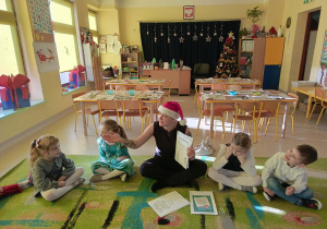 Odczytanie listu od Świętego Mikołaja w grupie "Motylków".