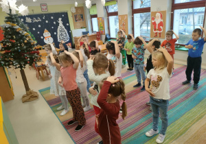 Dzieci z grupy V biorą udział w wydarzeniu online - Integracyjny WF - Tajemnica Świątecznej Fabryki.