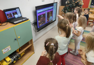 Zagadki ruchowe prezentowane w ramach wydarzenia online "Integracyjny WF".