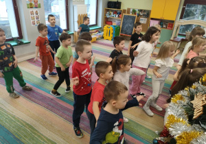 Udział dzieci z grupy "Pszczółek" w ogólnopolskim wydarzeniu online "Integracyjny WF".