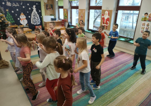 Dzieci z grupy V biorą udział w wydarzeniu online - Integracyjny WF - Tajemnica Świątecznej Fabryki.