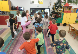 Dzieci z grupy V biorą udział w wydarzeniu online - Integracyjny WF - Tajemnica Świątecznej Fabryki.