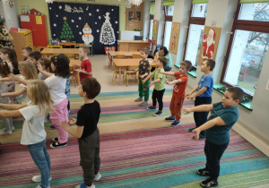 Poprzez ruch, dzieci ratują Święta Bożego Narodzenia.