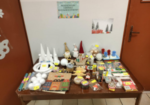 Przedszkolny Kiermasz Bożonarodzeniowy na górze, na holu, obok sali "Żabek".