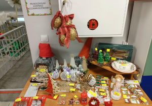 Przedszkolny Kiermasz Bożonarodzeniowy na górze, na holu, obok sali "Żabek".