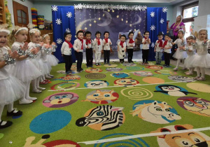 Występy "Wiewiórek" podczas Uroczystości Choinkowej.