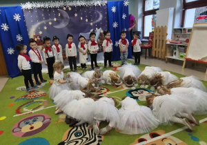 Dziewczynki z "Wiewiórek" prezentują zimowy układ taneczny.