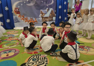 Chłopcy z "Wiewiórek" prezentują zimowy układ taneczny.