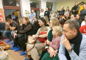 Rodzice podczas Uroczystości Choinkowej w grupie "Pszczółek".